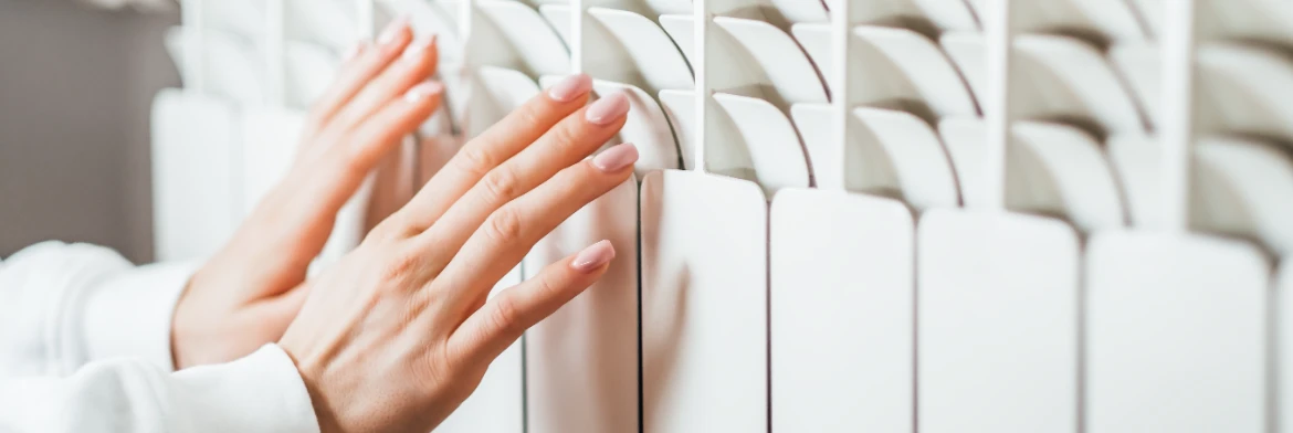 Dłonie nad grzejnikiem